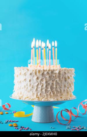 Nahaufnahme Geburtstagskuchen mit dekorativem blauen Hintergrund 2. Hochwertiges, schönes Fotokonzept Stockfoto