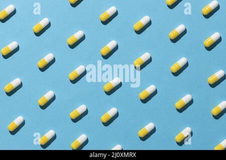 Minimale Anordnung von medizinischen Pillen 3. Hochwertiges, schönes Fotokonzept Stockfoto