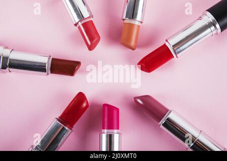 Sammlung verschiedene bunte Lippenstifte rosa Oberfläche Stockfoto