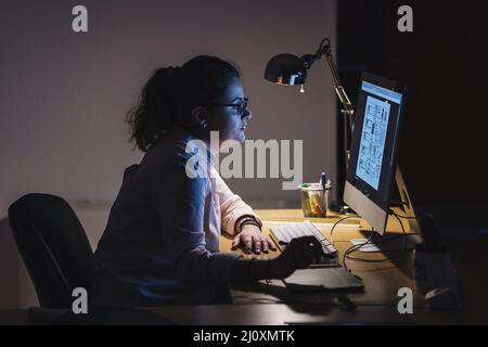 Designer arbeiten nachts Stockfoto