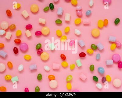 Viele verstreute bunte Süßigkeiten, Bonbons, Lutscher, Marshmallows Stockfoto