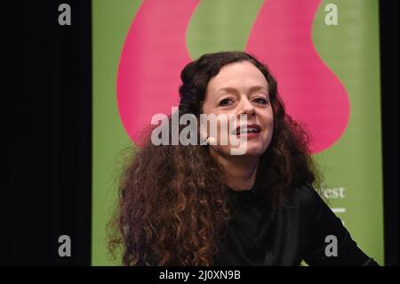 Köln, Deutschland. 20. März 2022. Die Journalistin Shelly Kupferberg moderiert das internationale literaturfestival lit.Cologne Quelle: Horst Galuschka/dpa/Alamy Live News Stockfoto