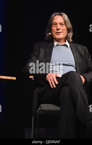 Köln, Deutschland. 20. März 2022. Der Arzt Dr. Hans-Wilhelm Müller-Wohlfahrt liest und spricht auf dem internationalen literaturfestival lit.Cologne Quelle: Horst Galuschka/dpa/Alamy Live News Stockfoto