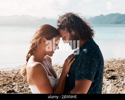 Du bist etwas Besonderes, das sich immer schlecht hält. Aufnahme eines liebevollen jungen Paares, das gemeinsam am Strand viel Zeit verbringt. Stockfoto