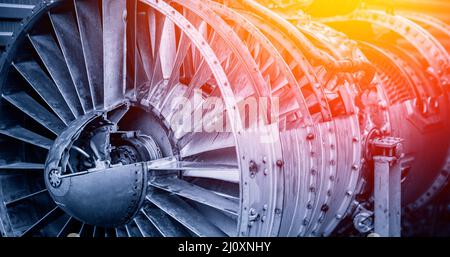 Modell der Turbine Jet-Engine Kampfflugzeug mit Längsschnitt für die Untersuchung der Anordnung der Blätter und Brennkammern. Stockfoto