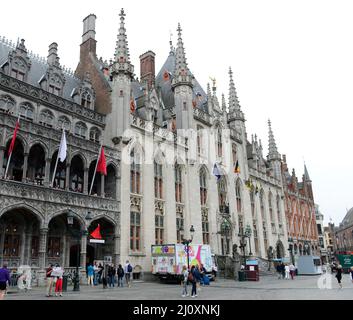 Historium Brügge und das Provinzgericht am Grote Markt in Bruge, Belgien. Stockfoto