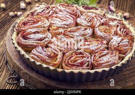 Traditionelle französische Apfeltarte aux Bommes Bouquet de Roses wurden als Nahaufnahme in einer klassischen Backform serviert Stockfoto