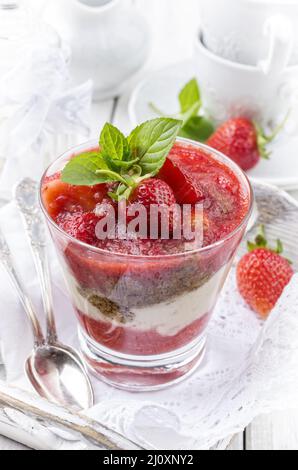 Traditionelles süßes Erdbeerdessert mit Joghurt, das als Nahaufnahme in einem Glas serviert wird Stockfoto
