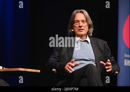 Köln, Deutschland. 20. März 2022. Der Arzt Dr. Hans-Wilhelm Müller-Wohlfahrt liest und spricht auf dem internationalen literaturfestival lit.Cologne Quelle: Horst Galuschka/dpa/Alamy Live News Stockfoto