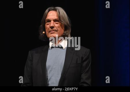 Köln, Deutschland. 20. März 2022. Der Arzt Dr. Hans-Wilhelm Müller-Wohlfahrt liest und spricht auf dem internationalen literaturfestival lit.Cologne Quelle: Horst Galuschka/dpa/Alamy Live News Stockfoto