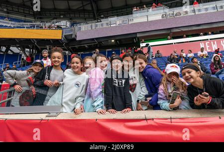 Harrison, Usa. 20. März 2022. Fans besuchen das reguläre Spiel der MLS 2022 Saison zwischen New York Red Bulls und Columbus Crew in der Red Bull Arena. Spiel endete in der Ziehung 1 - 1. (Foto von Lev Radin/Pacific Press) Quelle: Pacific Press Media Production Corp./Alamy Live News Stockfoto