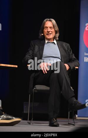 Köln, Deutschland. 20. März 2022. Der Arzt Dr. Hans-Wilhelm Müller-Wohlfahrt liest und spricht auf dem internationalen literaturfestival lit.Cologne Quelle: Horst Galuschka/dpa/Alamy Live News Stockfoto