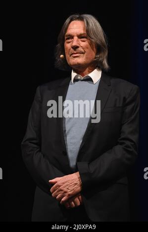 Köln, Deutschland. 20. März 2022. Der Arzt Dr. Hans-Wilhelm Müller-Wohlfahrt liest und spricht auf dem internationalen literaturfestival lit.Cologne Quelle: Horst Galuschka/dpa/Alamy Live News Stockfoto