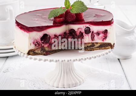 Käsekuchen mit Kirsche Stockfoto