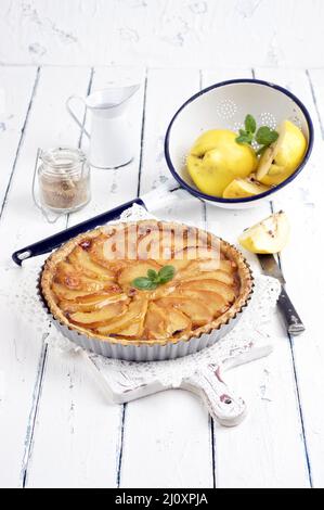 Traditionelle französische Quitten-Tarte-aux-Bommes wurden als Nahaufnahme in einem klassischen Backgericht serviert Stockfoto