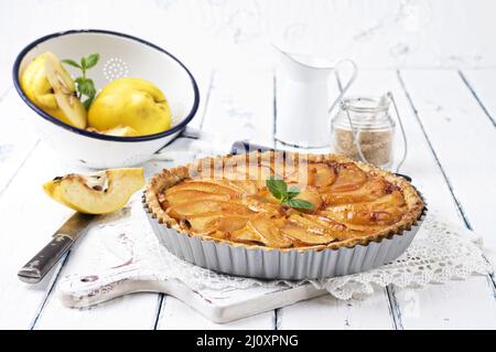 Traditionelle französische Quitten-Tarte-aux-Bommes wurden als Nahaufnahme in einem klassischen Backgericht serviert Stockfoto