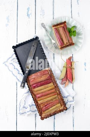 Traditioneller französischer Rhabarber-Torte diente als Draufsicht in Rückenform auf einem Holzbrett Stockfoto