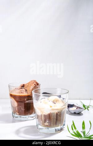 Sommerlicher kalter Cocktail. Amaro schwimmt mit Schokolade und Vanilleeis. Affogato Kaffee Latte mit Eisgetränk. Platz auf einer weißen Tabelle kopieren Stockfoto
