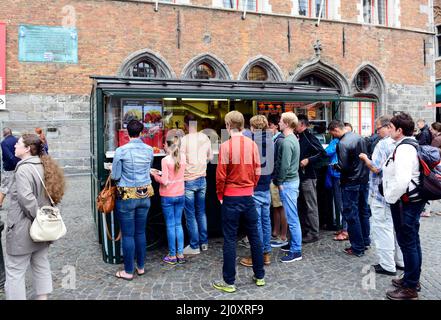 Ein belgischer Frites- und Fast-Food-Händler außerhalb des Belfry of Bruges, Belgien. Stockfoto