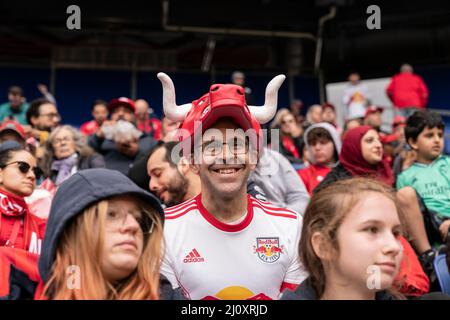 Harrison, New Jersey, USA. 20. März 2022. Fans besuchen das reguläre Spiel der MLS 2022 Saison zwischen New York Red Bulls und Columbus Crew in der Red Bull Arena. Spiel endete in der Ziehung 1 - 1. (Bild: © Lev Radin/Pacific Press via ZUMA Press Wire) Bild: ZUMA Press, Inc./Alamy Live News Stockfoto