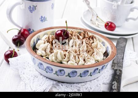 Kirschkuchen mit Baisbäumen Stockfoto