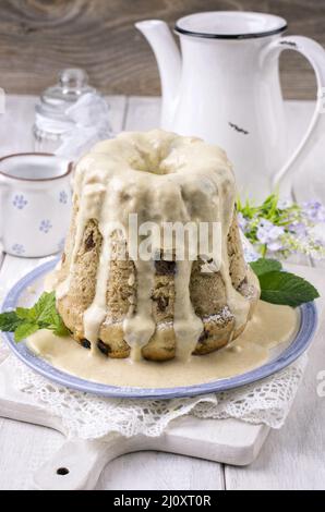 Kuchen mit Vanillesauce Stockfoto