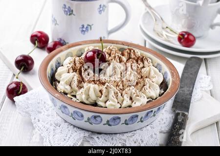 Kirschkuchen mit Baisbäumen Stockfoto