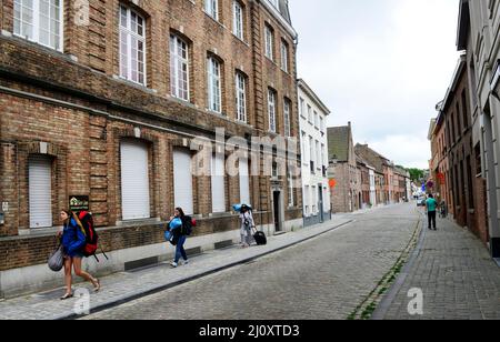 Rucksacktouristen zu Fuß zum Bahnhof in Brügge, Belgien. Stockfoto