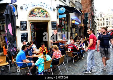 Bierprobe in einer der lebhaften Bars im historischen Zentrum von Brüssel. Stockfoto