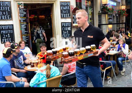 Bierprobe in einer der lebhaften Bars im historischen Zentrum von Brüssel. Stockfoto