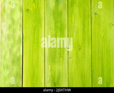 Grün gestrichen, Holzhintergrund aus Kiefernholzplatten Stockfoto