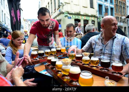 Bierprobe in einer der lebhaften Bars im historischen Zentrum von Brüssel. Stockfoto