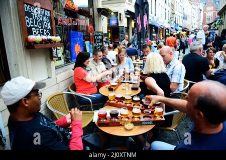 Bierprobe in einer der lebhaften Bars im historischen Zentrum von Brüssel. Stockfoto