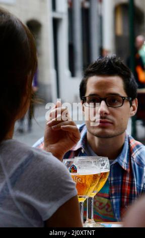 Bierprobe in einer der lebhaften Bars im historischen Zentrum von Brüssel. Stockfoto