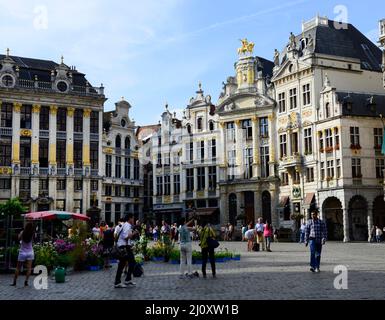 Die Reiterstatue von Charles-Alexandre de Lorraine an der Spitze des Maison de l'Arbre d'Or auf dem großen Platz in Brüssel, Belgien. Stockfoto