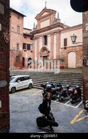 Siena, Italien - 2022. Februar 18: San Pietro alle Scale, auch bekannt als San Pietro in Castelvecchio, ist eine römisch-katholische Pfarrkirche. Stockfoto