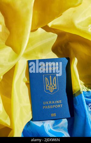 Ukrainischer biometrischer Pass auf der Flagge der Ukraine Stockfoto