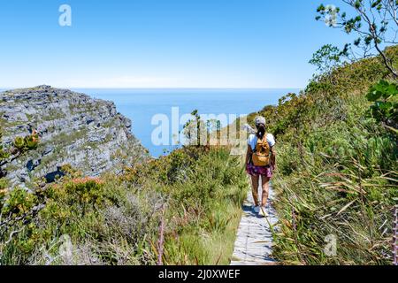 Blick vom Tafelberg in Kapstadt Südafrika, Blick über das Meer und den Lions Head vom Tafelberg Cape Twon Stockfoto