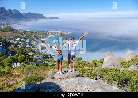 Blick vom Rock ViewPoint in Kapstadt über Campsbay, Blick über Camps Bay mit Nebel über dem Meer Stockfoto