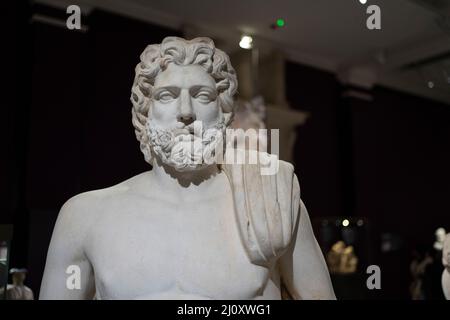 Statue von Poseidon, dem Gott des Meeres in der griechischen Mythologie. Istanbul Archäologisches Museum, Türkei. Stockfoto