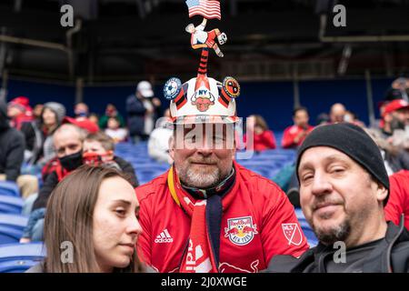 Harrison, New Jersey, USA. 20. März 2022. Fans besuchen das reguläre Spiel der MLS 2022 Saison zwischen New York Red Bulls und Columbus Crew in der Red Bull Arena. Spiel endete in der Ziehung 1 - 1. (Bild: © Lev Radin/Pacific Press via ZUMA Press Wire) Bild: ZUMA Press, Inc./Alamy Live News Stockfoto