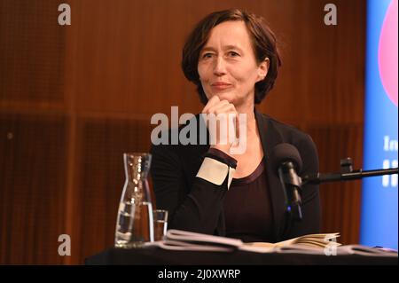 Köln, Deutschland. 18. März 2022. Schauspielerin Anja Lais liest auf dem internationalen literaturfestival lit.Cologne: Quelle: Horst Galuschka/dpa/Alamy Live News Stockfoto