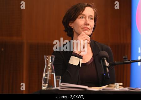 Köln, Deutschland. 18. März 2022. Schauspielerin Anja Lais liest auf dem internationalen literaturfestival lit.Cologne: Quelle: Horst Galuschka/dpa/Alamy Live News Stockfoto