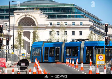 Großbritannien Birmingham City Centre im Sonnenschein mit der Erneuerung des Centenary Square, mit dem neuen Midlands Metro-Programm. Bild von Shaun Fellows Stockfoto