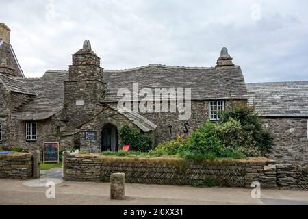 Tintagel, CORNWALL/Großbritannien - 13. AUGUST: Blick auf das Old Post Office in Tintagel in Cornwall am 13. August 2013 Stockfoto