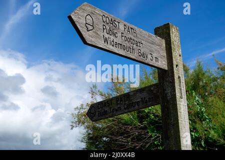 Bude, CORNWALL/UK - 12. AUGUST: Küstenwegschild in der Nähe von Bude in Cornwall am 12. August 2013 Stockfoto