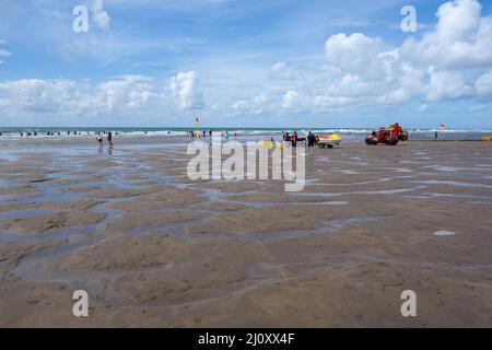 Bude, CORNWALL/Großbritannien - 12. AUGUST: Menschen, die am Strand von Bude in Cornwall am 12. August 2013 angeln. Nicht identifizierte Personen Stockfoto