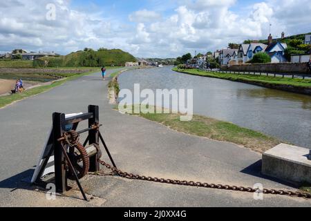 Bude, CORNWALL/UK - 12. AUGUST: Blick auf den Kanal und die Häuser in Bude in Cornwall am 12. August 2013. Nicht identifizierte Personen Stockfoto