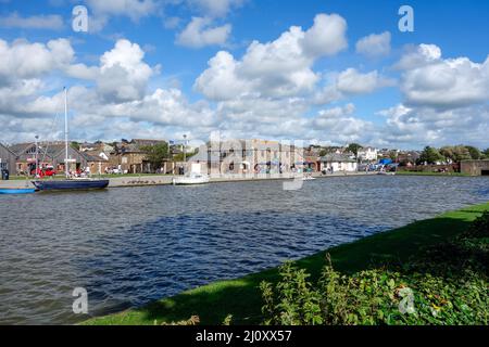 BUDE, CORNWALL, Großbritannien - 12. AUGUST: Der Kanal von Bude in Cornwall am 12. August 2013. Nicht identifizierte Personen. Stockfoto