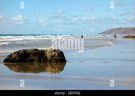 BUDE, CORNWALL/UK - 12. AUGUST: Menschen am Strand von Bude am 12. August 2013. Nicht identifizierte Personen. Stockfoto